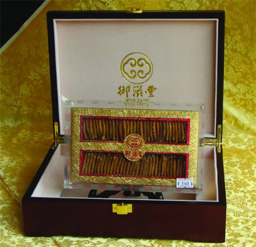 广州冬虫夏草回收的价值是什么,真的有用吗? 广州回收冬虫夏草,与人参、鹿茸一起列为中国三大补药.公元1757年《本草从新》一书中记载：“冬虫夏草甘平保肺,益肾,补精髓,止血化痰,已劳咳,治膈症皆良”.中医认为,虫草入肺肾二经,既能补肺阴,又能补肾阳,主治肾虚,阳痿遗精,病后虚弱,久咳虚弱等,是一种能同时平衡、调节阴阳的滋补品. 虫草回收系列:散装虫草、礼盒装虫草、产地虫草、自生虫草、发霉虫草、发黑虫草、虫蛀虫草、断条虫草、插签虫草、过期虫草等. 虫草回收品牌:同仁堂虫草、三江源虫草、东方红虫草、同庆和堂虫草、王中王虫草、藏善堂虫草、西藏那曲虫草、青海玉树虫草等. 虫草回收规格如下:1500条-2000条冬虫夏草、2000条-3000条冬虫夏草、3000条-4000条冬虫夏草等各种虫草规格,虫草越大回收价格越高. 广州上门虫草回收地址：荔湾区、越秀区、海珠区、天河区、白云区、黄埔区、番禺区、花都区、南沙区、萝岗区、增城市、从化市. 最近几年,新冠疫情肆虐,如今全民强身健体意识提高,齐心抵抗反复的新冠疫情,对人体的健康状况也更加重视. 有中医药医院医师提出：如果肺部功能不是很强大,平常容易反复感冒的时候可以选择含有虫草和沙参这两种药材的一类的处方. 2003年,非典肆虐期间,钟南山院士在人民大会堂对“冬虫夏草”的价值给予了肯定：“有条件的吃点冬虫夏草,没条件的吃板蓝根.” 还有网友挖出钟南山院士之前在科研虫草的报道,并肯定了它的应用潜力！ 2017年,钟南山院士团队携手广州呼吸疾病研究所、澳门科技大学、中药质量研究国家重点实验室等成立冬虫夏草研究中心,并表示：“希望大家通过学术交流的形式分享目前冬虫夏草在药效物质基础研究方面的最新研究成果,进一步探索冬虫夏草在呼吸疾病中的应用潜力,提升冬虫夏草在呼吸系统疾病中的研究水平,做大做强冬虫夏草产业.”